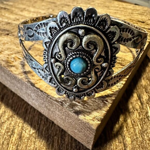 Vintage Southwestern Turquoise Cuff Bracelet for Boho Chic Cowgirls, Gift-Ready‎ - Picture 1 of 9